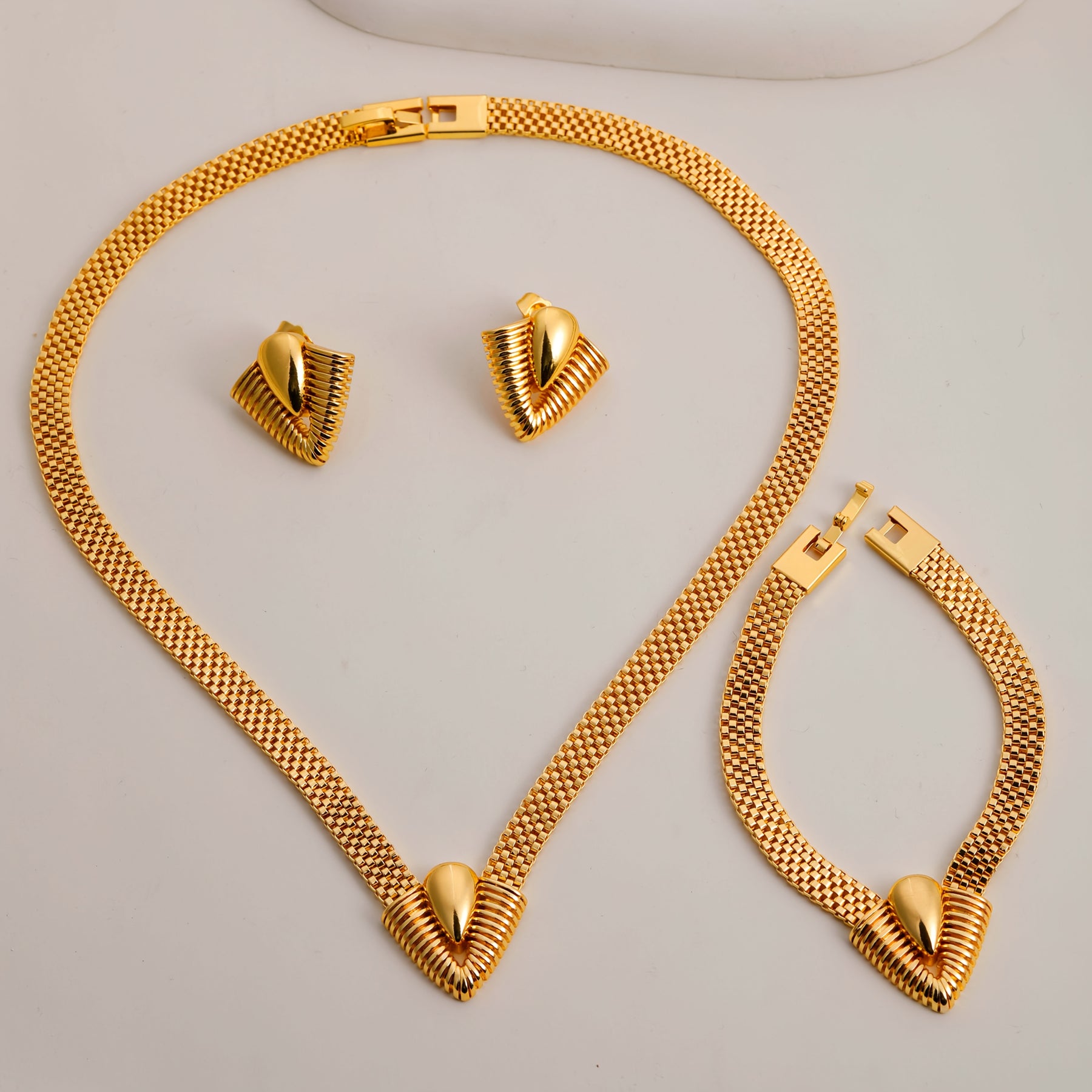 Conjunto Reina Boreal – Elegancia radiante bañada en oro de 18k
