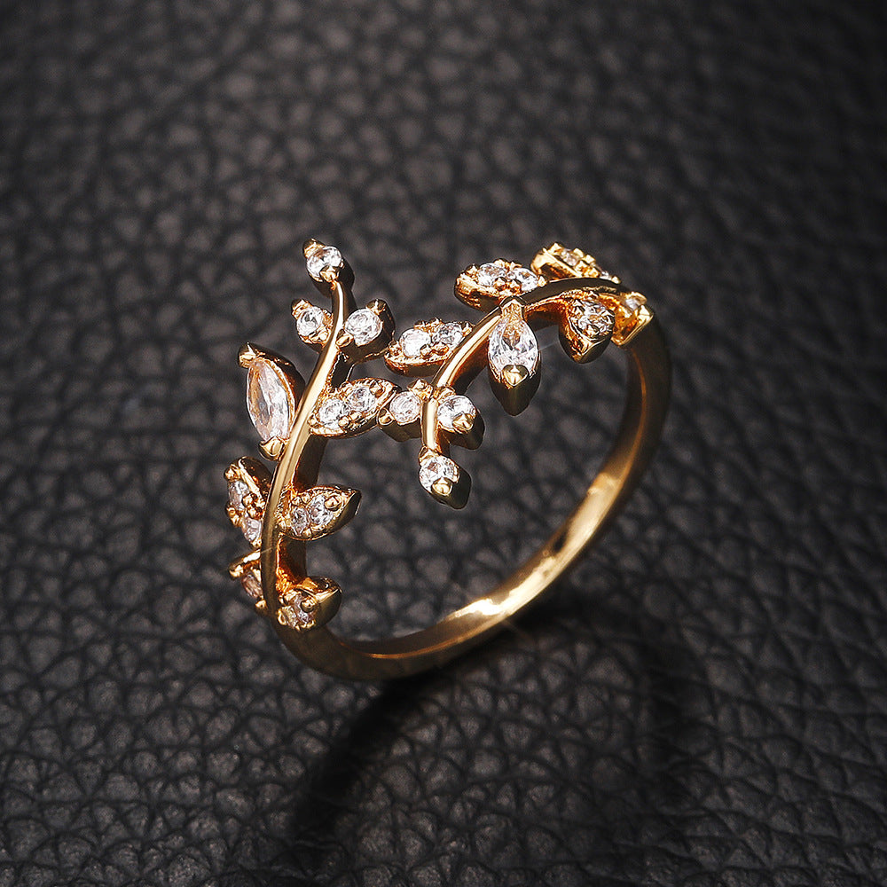 Anillo Ajustable con Petalos de Circonias Delicadeza - Bañado en oro de 18k