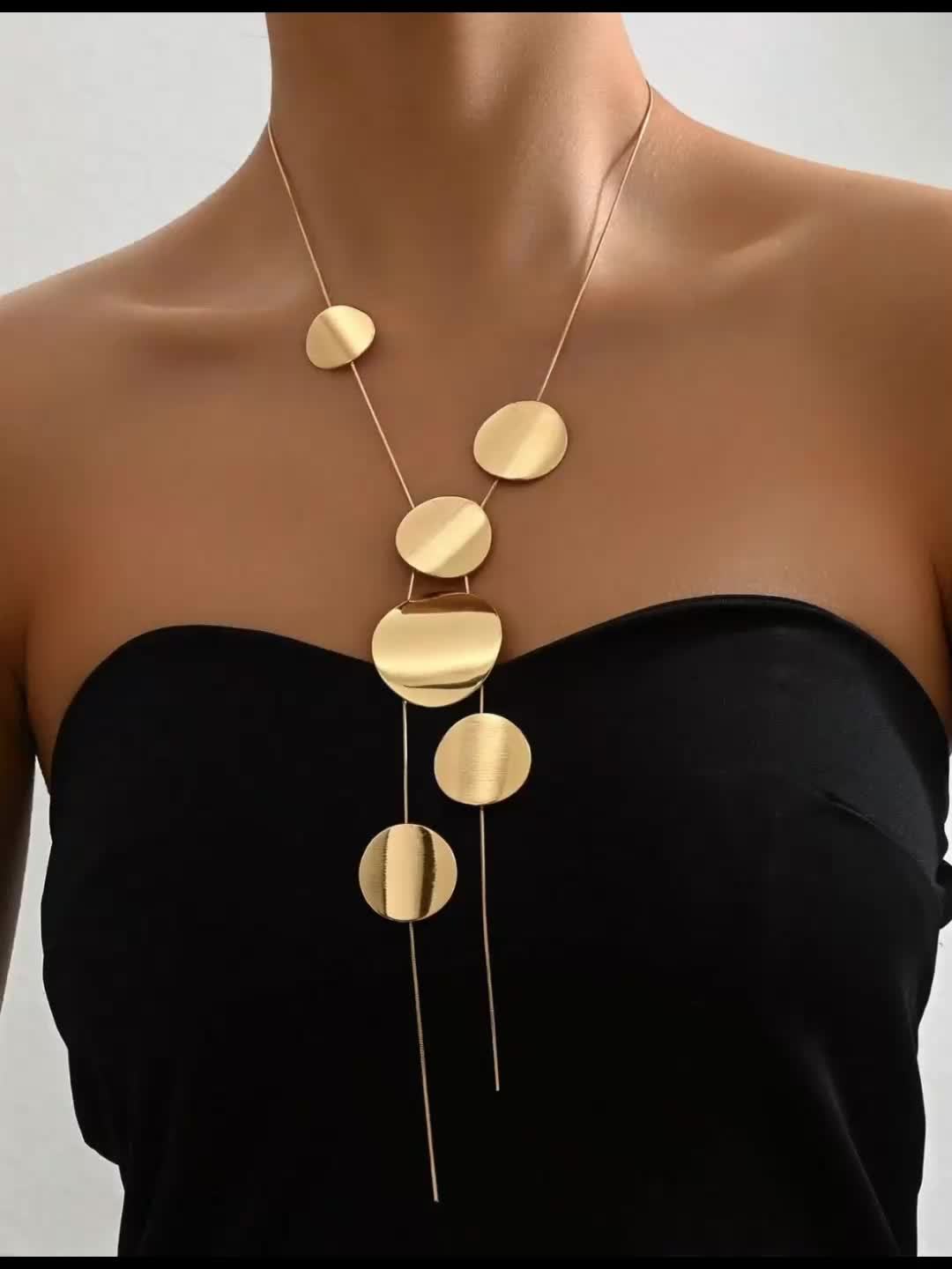 Collar con Colgante Redondo Brillo Dorado – Bañado en oro de 18k