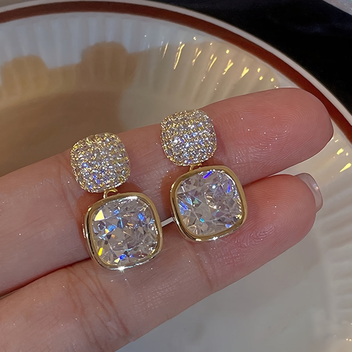 Arete de Circonia con Colgante de Cristal Imperial – Bañado en oro de 18k