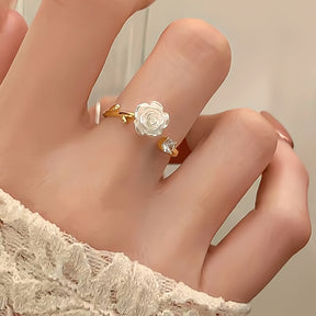 Anillo Ajustable Rosa Blanca con Circonia - Bañado en oro de 18k